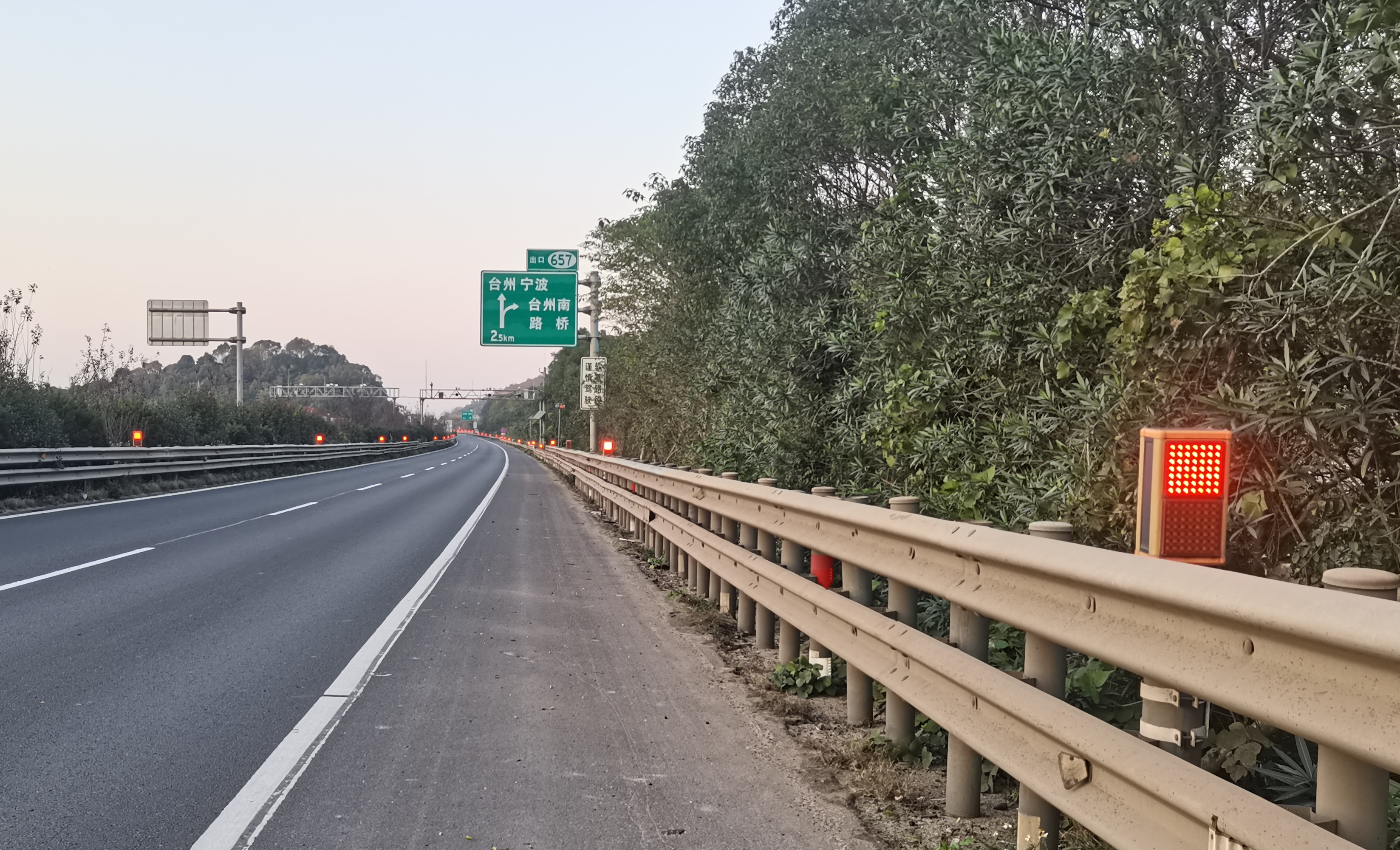 1639556487543861.jpg 黃巖秀嶺水庫庫區路段安裝的智能霧燈.jpg