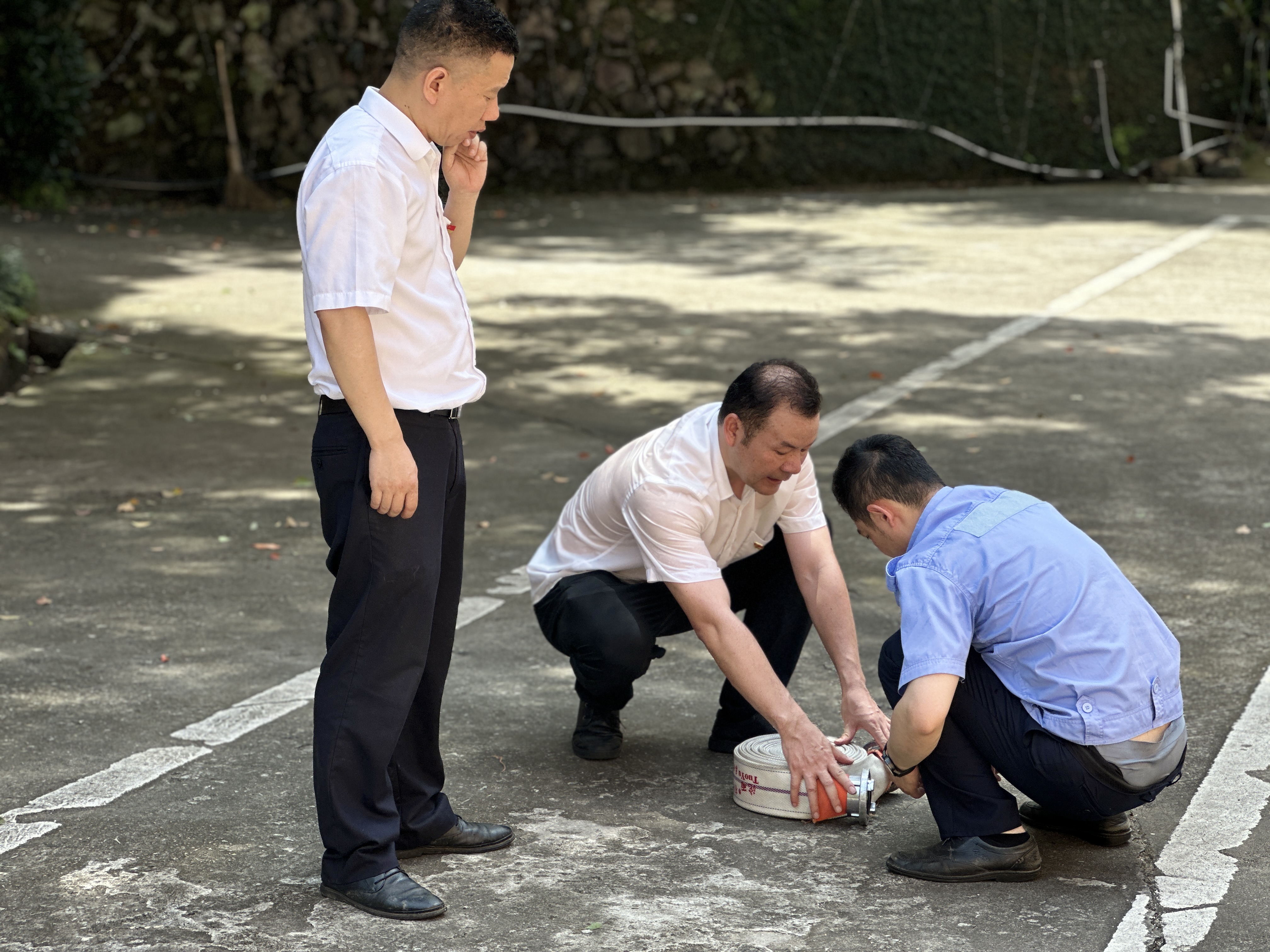 1688085716485633.jpg 應(yīng)錦清指導(dǎo)隊(duì)員整理水帶要領(lǐng)林玲攝.jpg