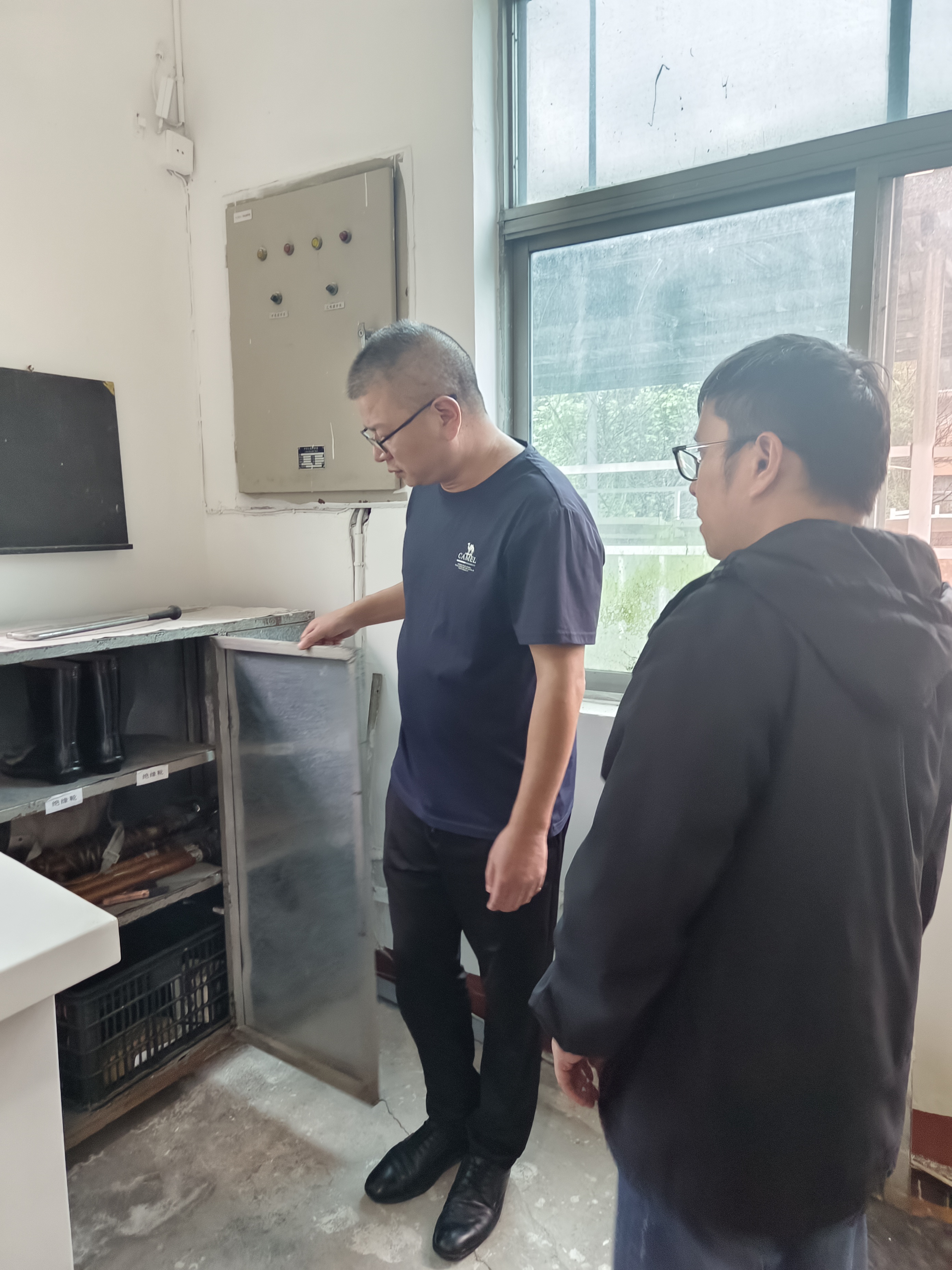 1730448529144518.jpeg 2024.10.31審核人員在配電房現(xiàn)場查看工具箱 陳智慧攝.jpeg