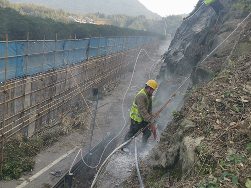 3 圖為施工作業人員錨桿鉆孔_副本.jpg